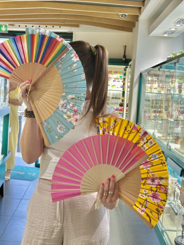 Éventails en bois et tissu coloré